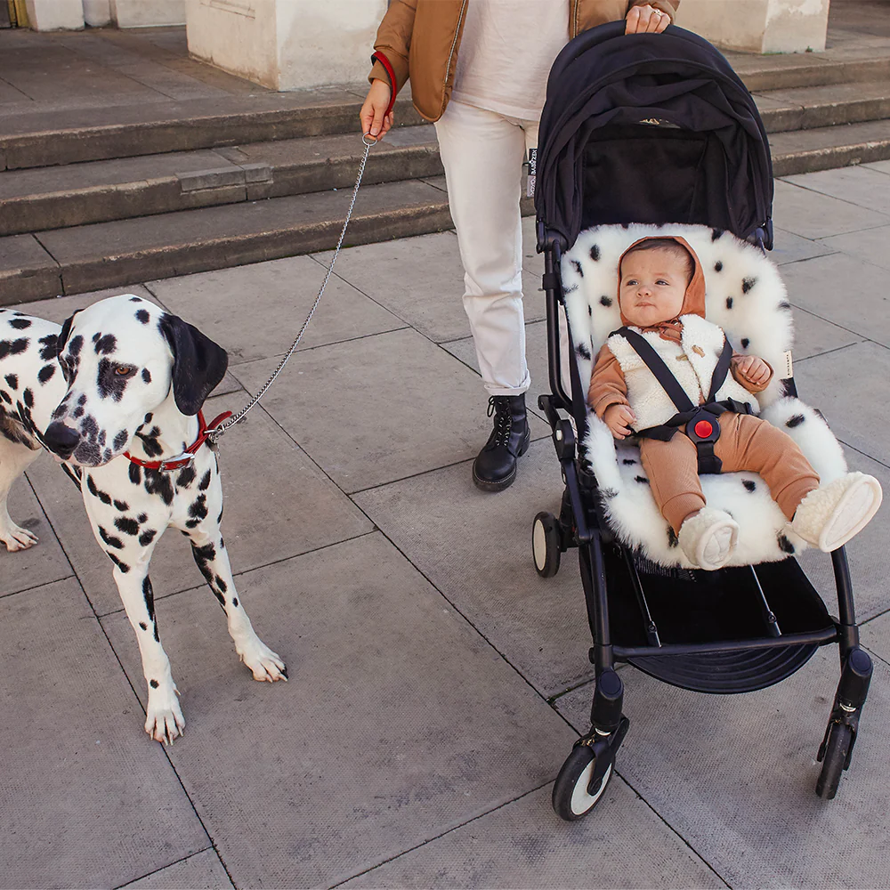 BINIBAMBA  Schaffell-Sitzauflage für alle Gurtsysteme Dalmatian - Image 4