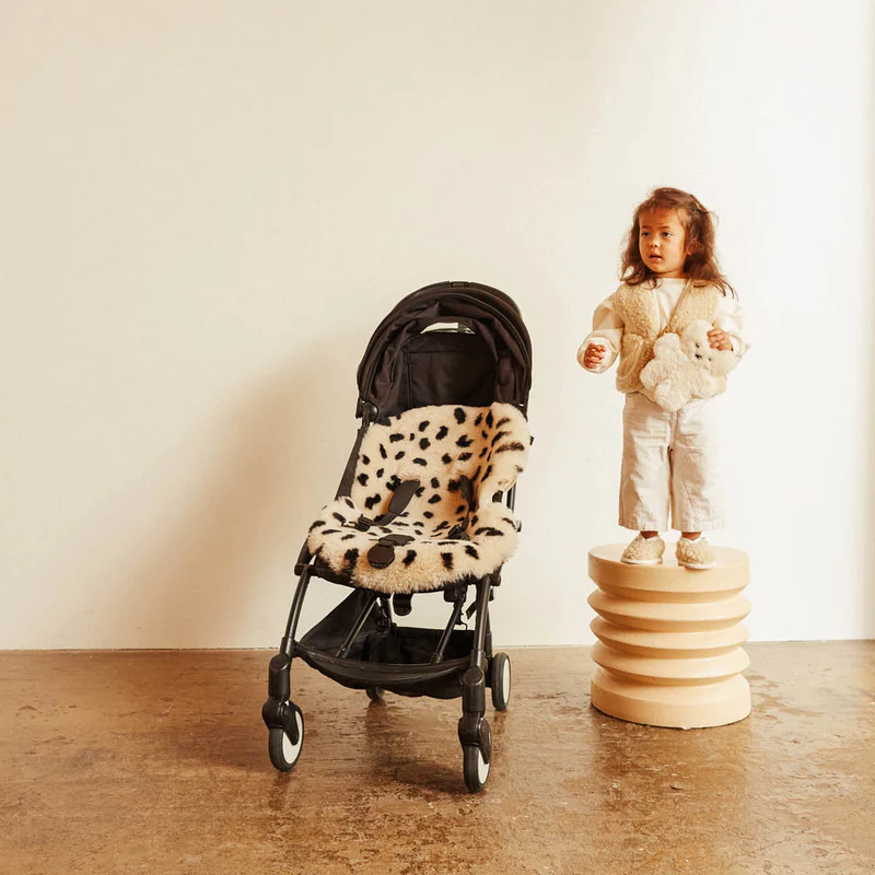 BINIBAMBA Schaffell-Sitzauflage Leopard Peanut - Image 4