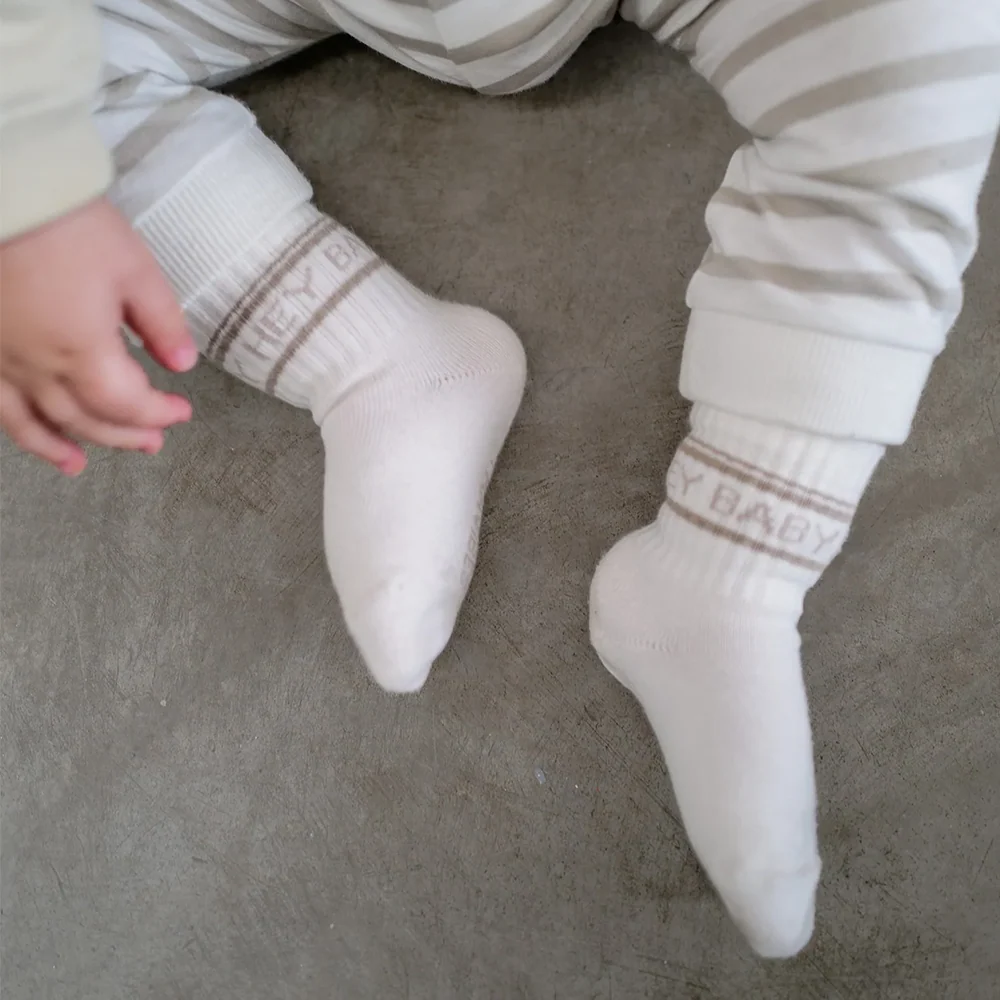Famvibes Baby Socken 'Hey Baby' Beige - Image 4