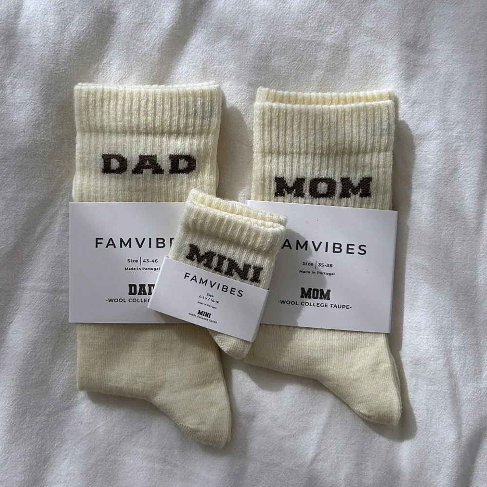Famvibes College Wollsocken für Erwachsene 'Mom' Taupe - Image 3