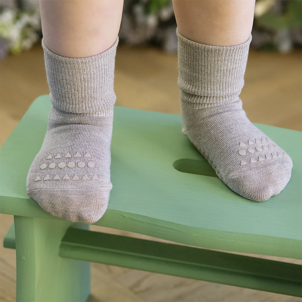 GoBabyGo Rutschfeste Grip-Socken aus Bambus Sand - Image 2