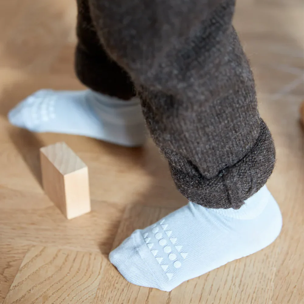 GoBabyGo Rutschfeste Grip-Socken aus Bambus Sky Blue - Image 2