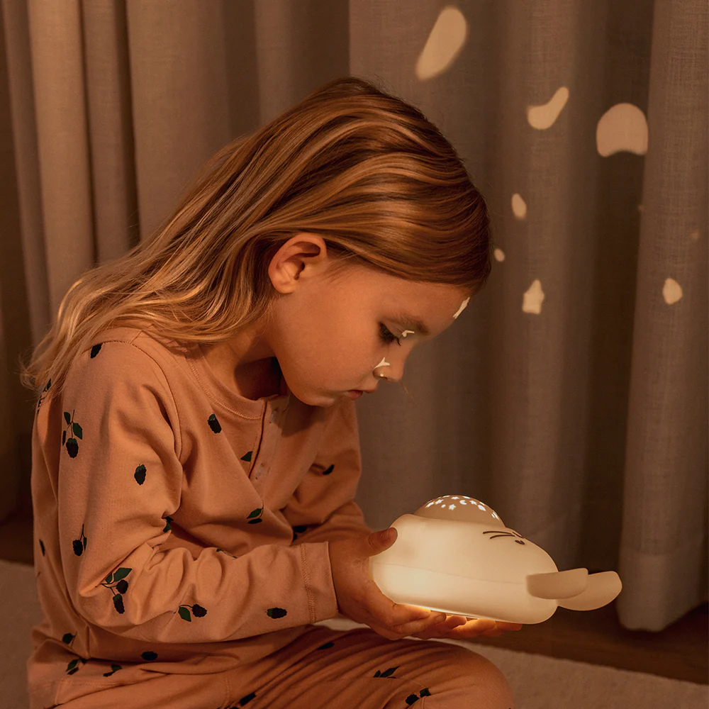 Liewood Einschlafhilfe mit Lichtprojektor und Geräuschen 'Manuel Hase' Sandy - Image 2
