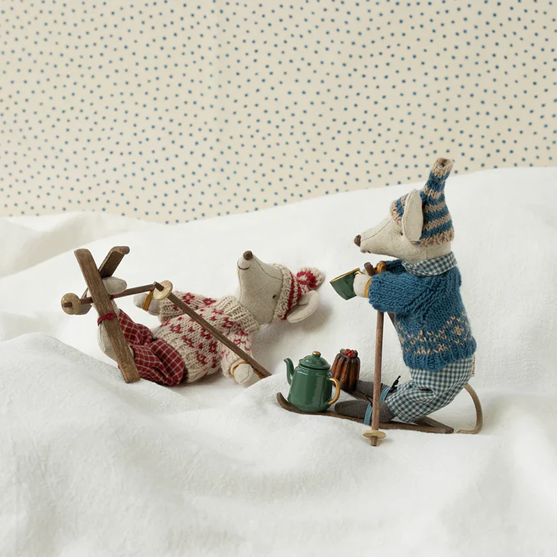 Maileg 'Wintermaus mit Ski' Mama Red - Image 2