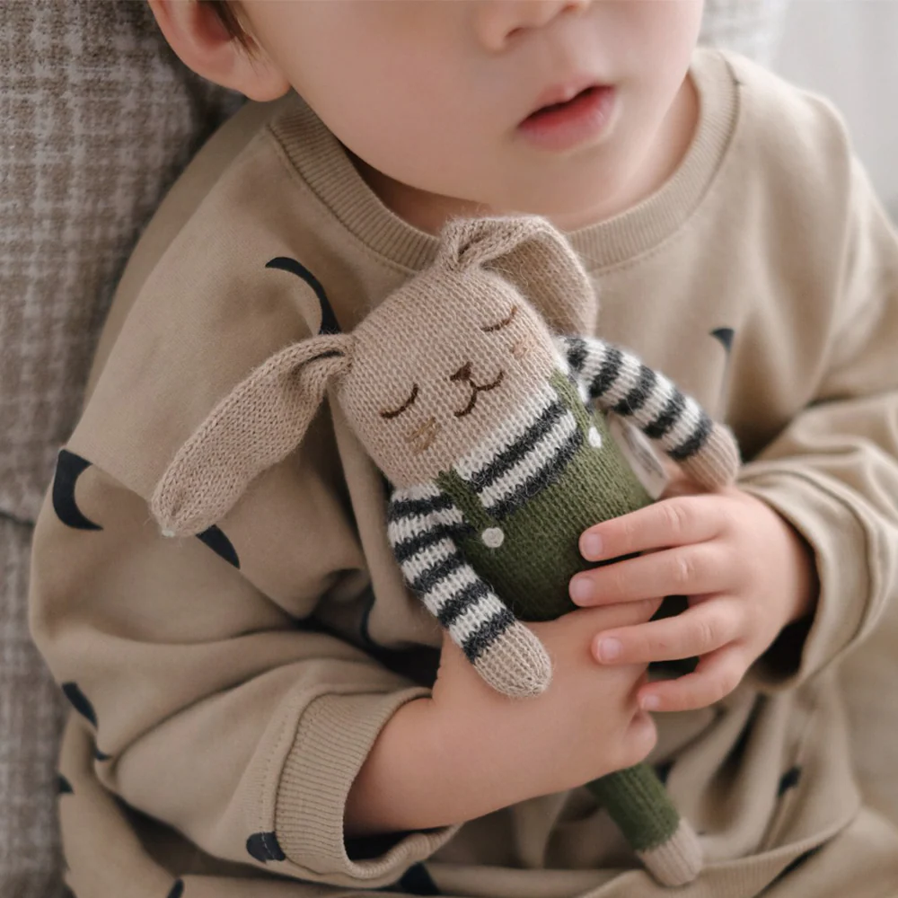 Main Sauvage x Organic Zoo Strickkuscheltier Olive Overalls - Image 2