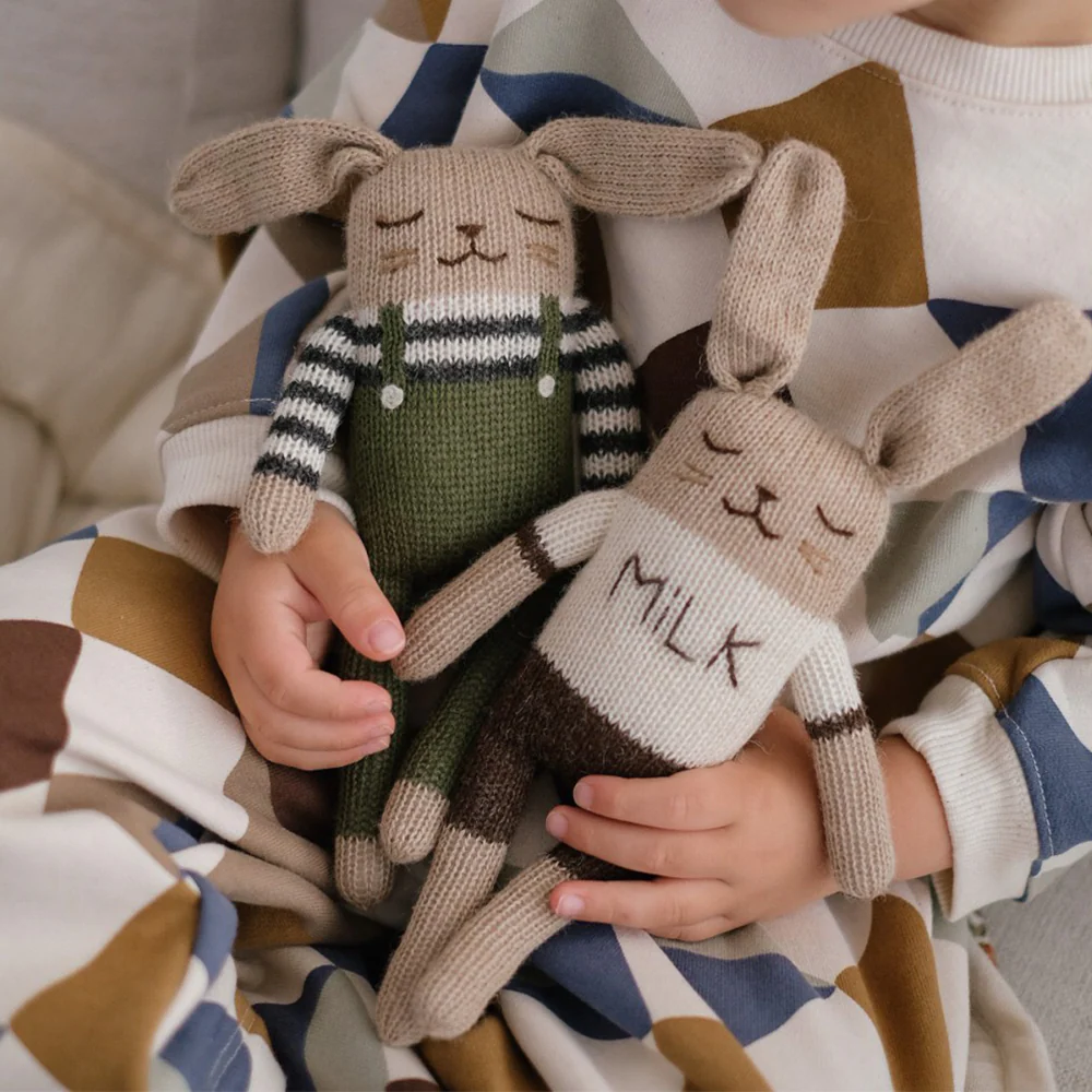 Main Sauvage x Organic Zoo Strickkuscheltier Olive Overalls - Image 3