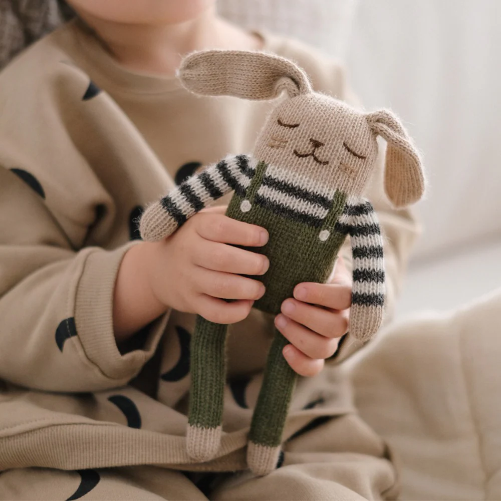 Main Sauvage x Organic Zoo Strickkuscheltier Olive Overalls - Image 4