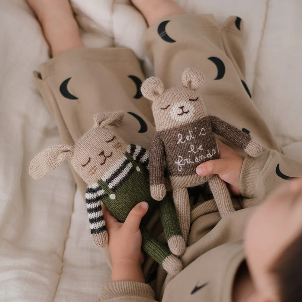 Main Sauvage x Organic Zoo Strickkuscheltier Olive Overalls - Image 5