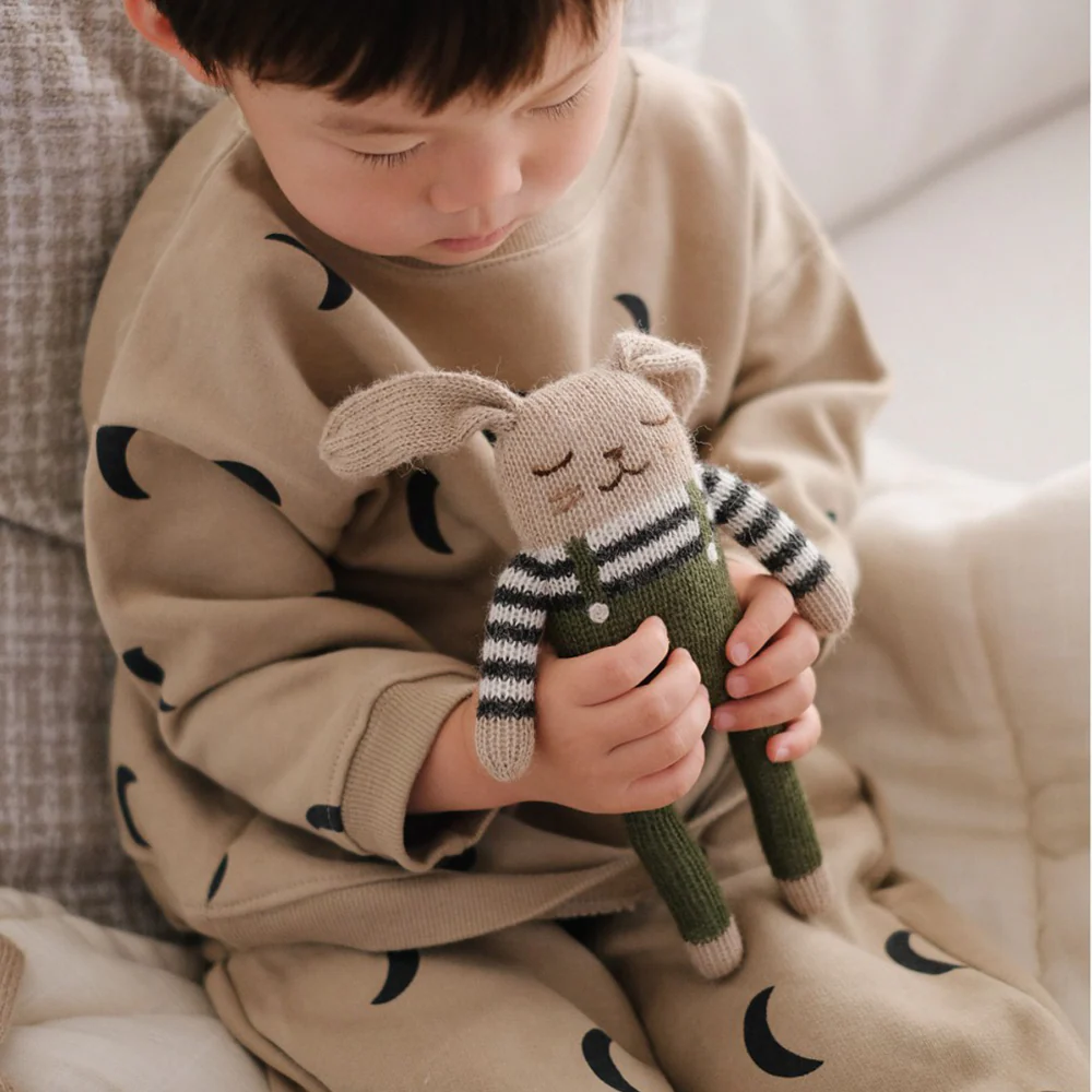 Main Sauvage x Organic Zoo Strickkuscheltier Olive Overalls - Image 6