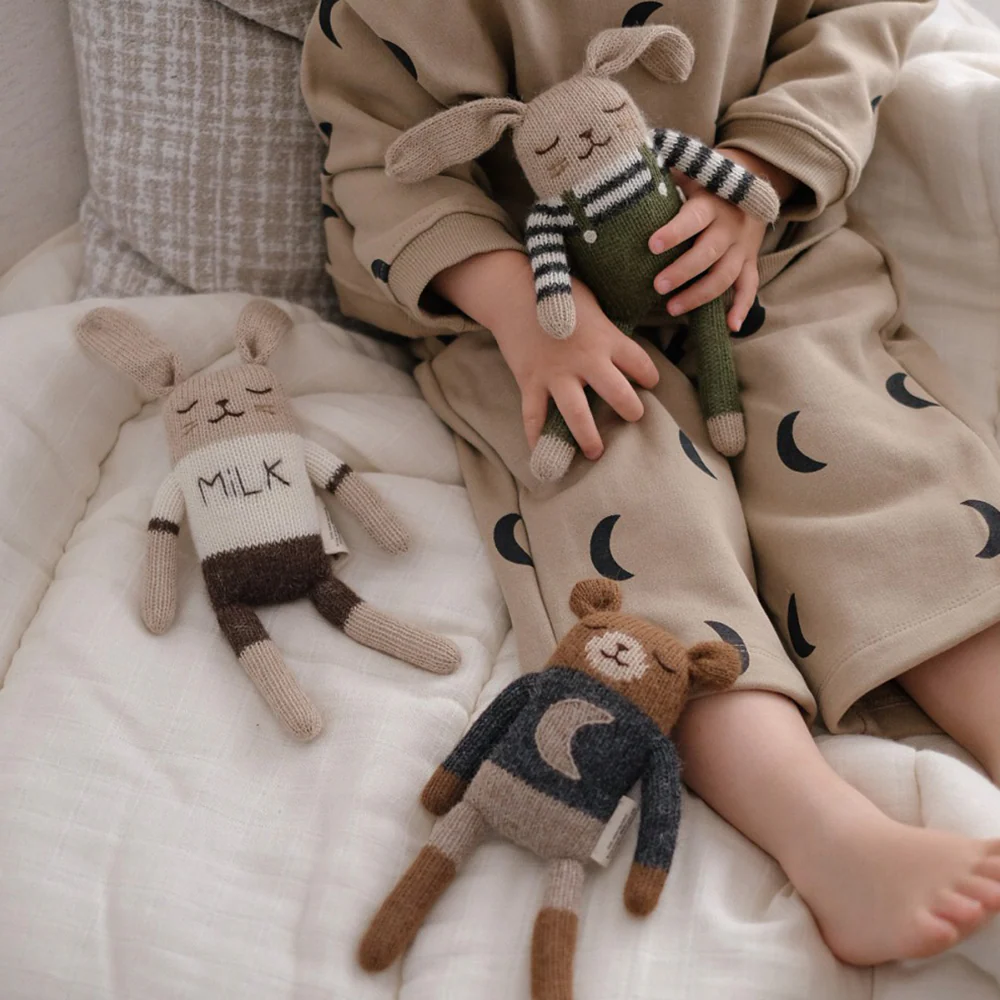 Main Sauvage x Organic Zoo Strickkuscheltier Olive Overalls - Image 7