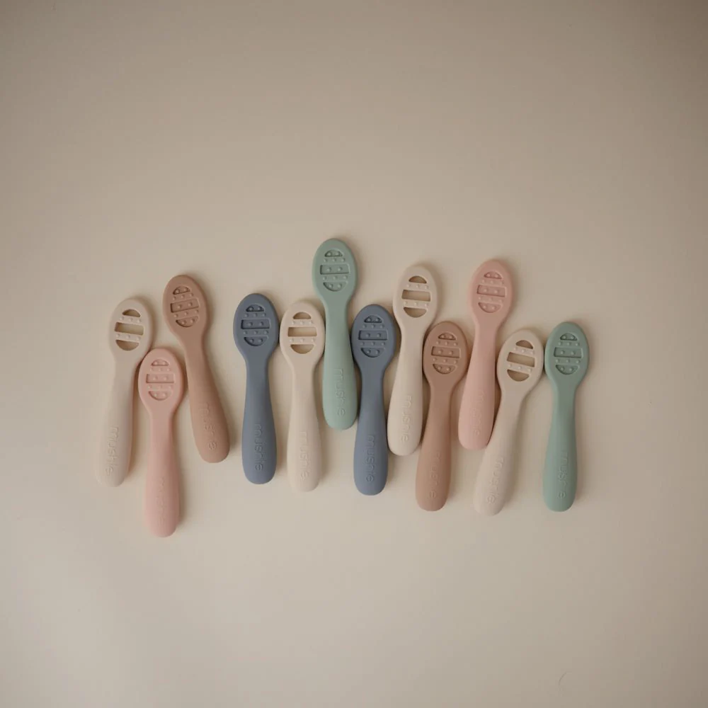 Mushie  erstes Baby Löffel 2er Set   Cambridge Blue/Shifting Sand - Image 3