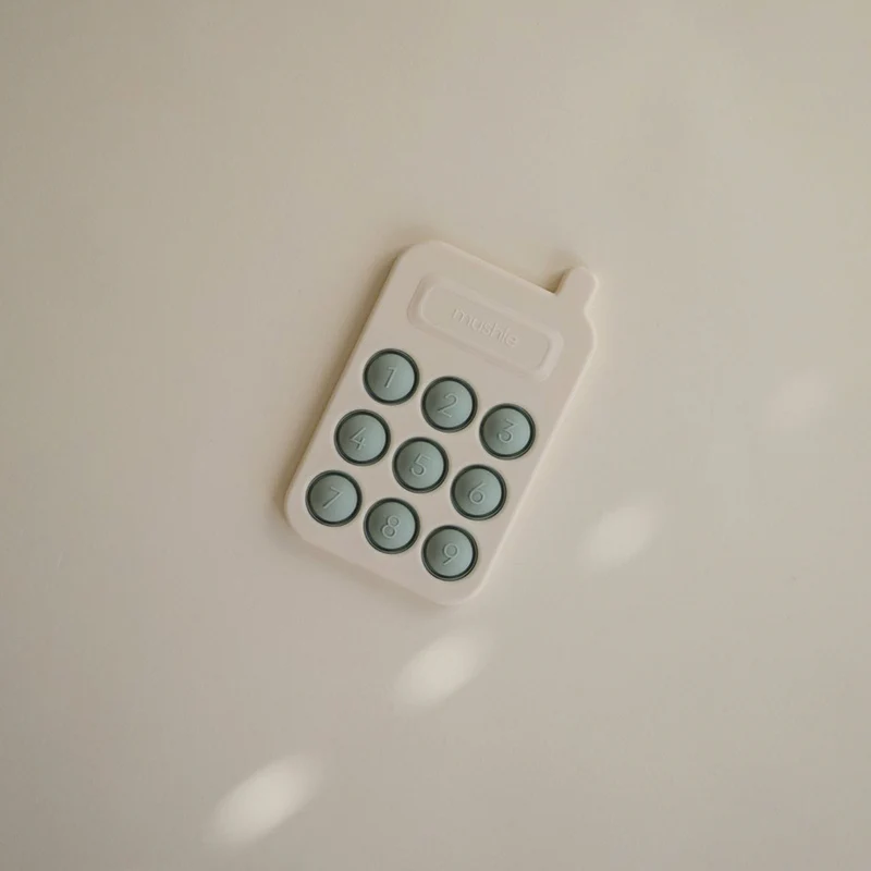 Mushie  Silikon 'Pop it' Telefon  Cambridge Blue - Image 3