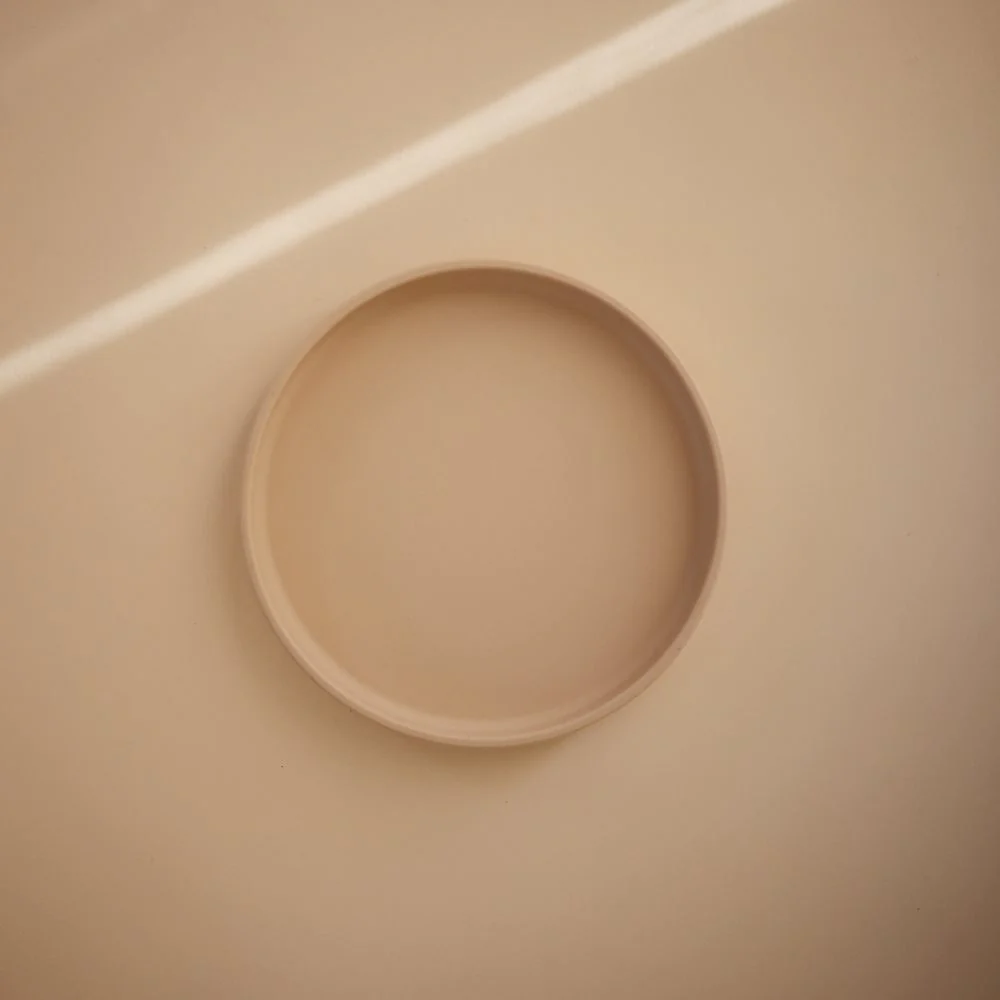 Mushie  Silikon Teller mit Saugnapf 'Classic' Shifting Sand - Image 4