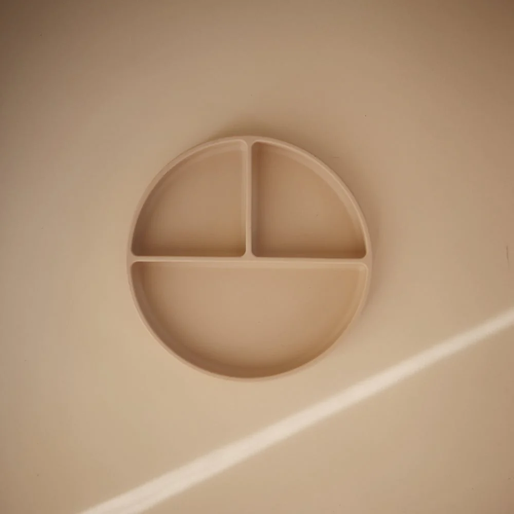 Mushie  Silikon Teller mit Saugnapf  Shifting Sand - Image 2