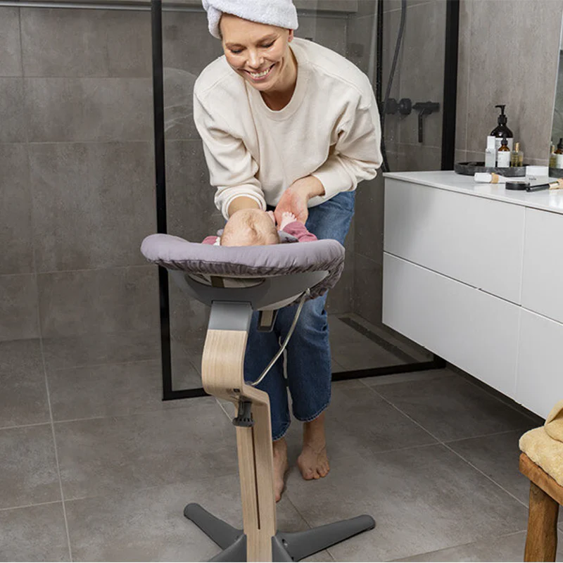 Stokke®  Nomi Hochstuhl Babyaufsatz & Matratzenbezug Grey /Grey Sand - Image 4